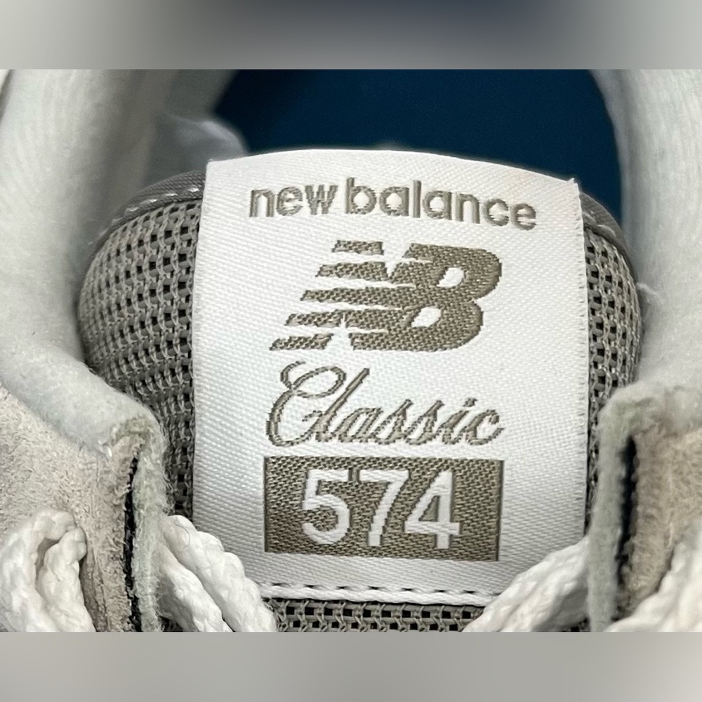 EUC Women’s New Balance Gray 574 Core size 11 color Gray and White - Picture 7 of 9
